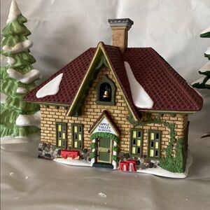 Dept 56 Apple Valley School Holiday Village House